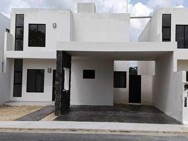 Casa con 4 recámaras y piscina en Privada Residencial