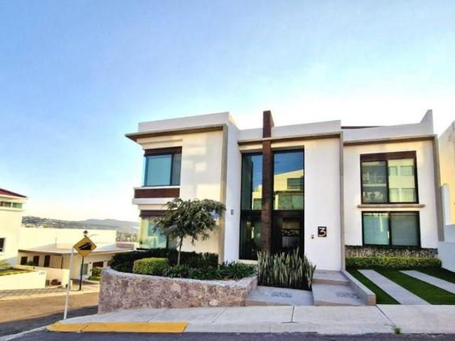 Casa con 4 recámaras y 330 m2 superficie de terreno en venta, Corregidora
