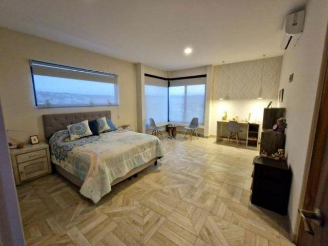 Casa con 4 recámaras y 330 m2 superficie de terreno en venta, Corregidora