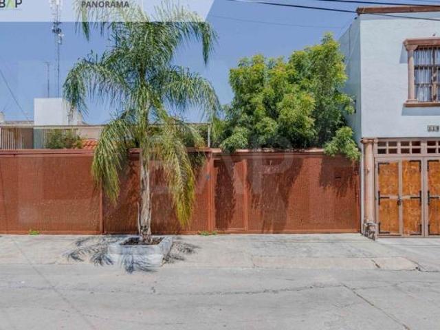 Casa con 4 recámaras en venta en Fraccionamiento Panorama