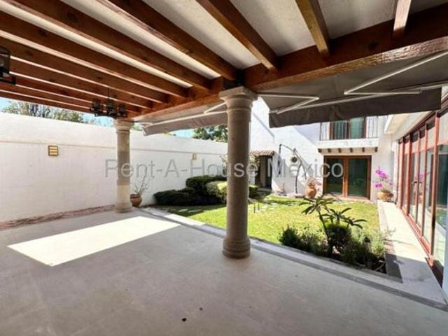 Casa con 4 recámaras, estudio, sala de TV, alberca, cuarto de servicio VENTA. Jurica