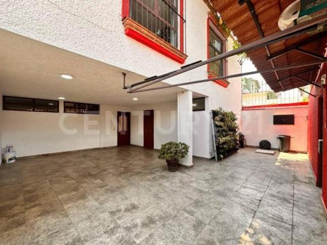 CASA CON 4 RECÁMARAS, ESTUDIO Y PATIO TRASERO, EN CIUDAD JARDÍN, COYOACÁN
