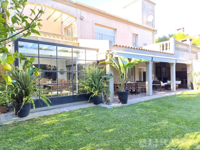 Casa con 4 suites en venta y/o alquiler con mubles en LAS GLORIETAS