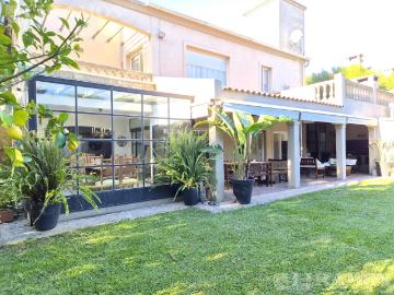 Casa con 4 suites en venta y/o alquiler con mubles en LAS GLORIETAS