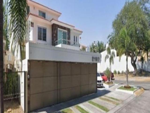 Casa con 540 m² de terreno y 6 recámaras en venta en Bugambilias, Jalisco
