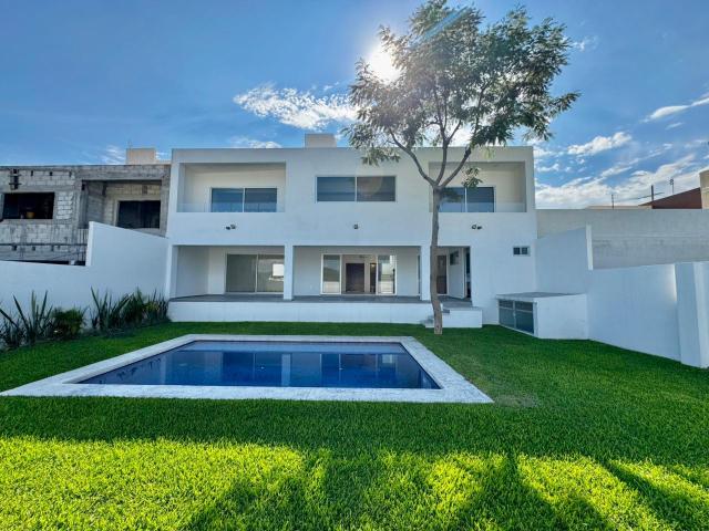 Casa con 5 recamaras, alberca y jardin en Fracc Burgos Bugambilias