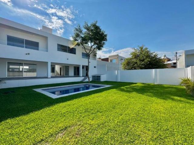 Casa con 5 recamaras, alberca y jardin en Fracc Burgos Bugambilias