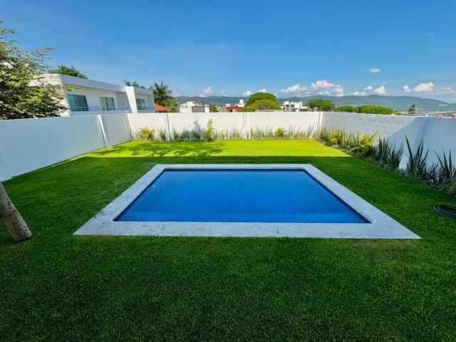 Casa con 5 recamaras, alberca y jardin en Fracc Burgos Bugambilias, al sur de Cuernavaca