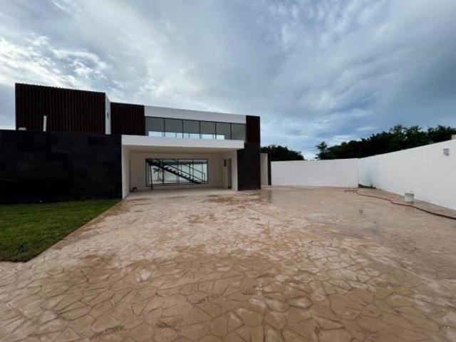 Casa con 810 m² de terreno y 4 recámaras en venta, Sierra Papacal