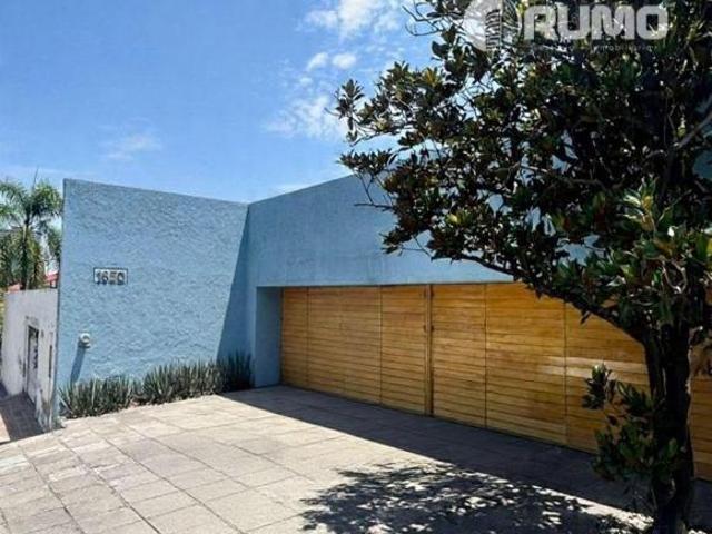 Casa con 1109 m² de superficie de terreno, 4 recámaras en venta en Colinas de San Javier