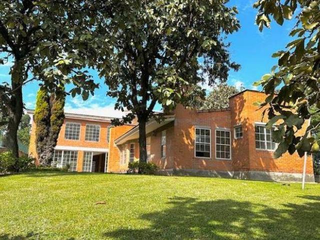 Casa con 1300 m² de terreno y 4 recámaras en venta en El Palomar