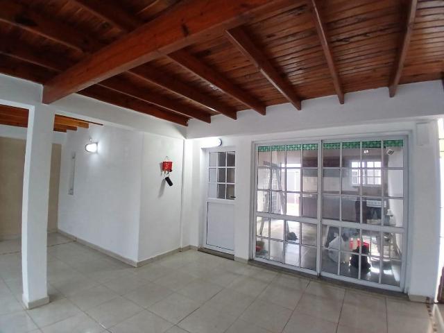 Casa con 144 m² en alquiler con 2 dormitorios en José Hernández