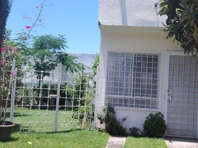 CASA EN VENTA DENTRO DE CONDOMINIO EN ESQUINA CON TERRENO EXCEDENTE.!
