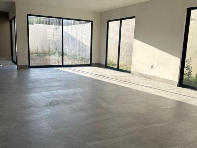Casa con 231 m2 superficie de terreno y 3 recámaras cada una con baño completo en venta en El Molino