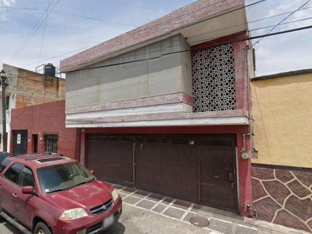 Casa con 250 m² superficie de terreno y 5 recámaras en venta en Guadalajara