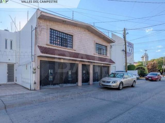 Casa con 275 m² superficie de terreno y 4 recámaras en venta, Valle del Campestre