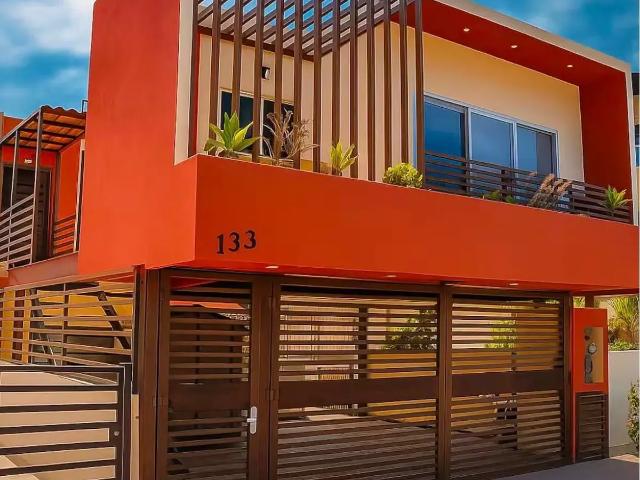 Casa con 2 Departamentos en Venta