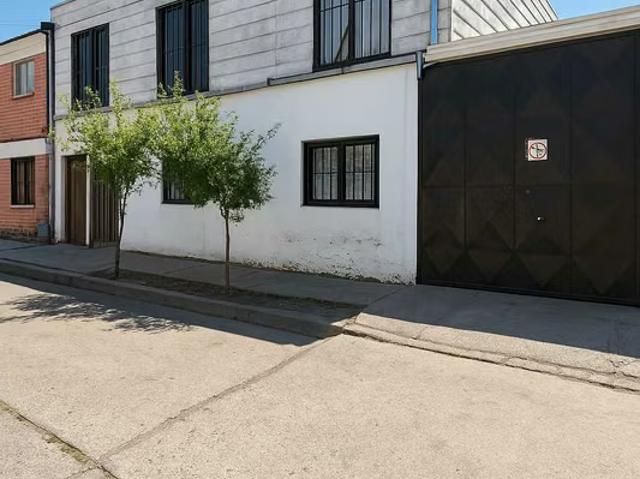 Casa con 2 viviendas y piscina – ideal inversión Cerro Navia | 6 dormitorios por 180000. 00 en Cerro Navia