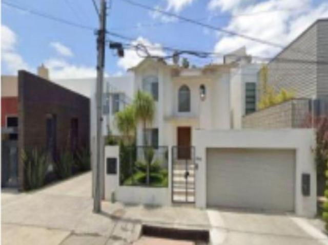Casa con 300 m² de superficie de terreno, 4 recámaras en venta en Jardines de Chapultepec S E