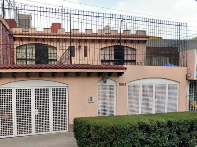 Casa con 300 m² de superficie de terreno y 4 recámaras en venta en Educación