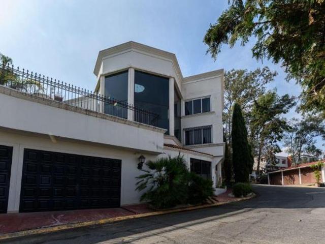 Casa con 350 m2 superficie de terreno, 4 recámaras en venta en Bosques de la Herradura