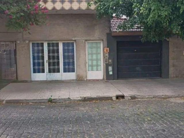 Casa con 3 dorm. y cochera en alquiler en villa lugano