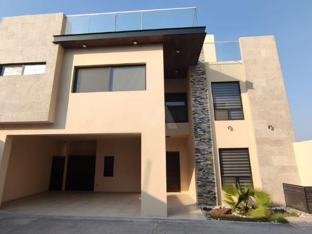 Casa con 3 Habs, 3.5 baños y roof garden en Privada Freinet