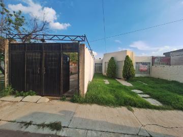Casa con 3 Rec?maras, 2 ba?os y terreno excedente bardeado y con port?n