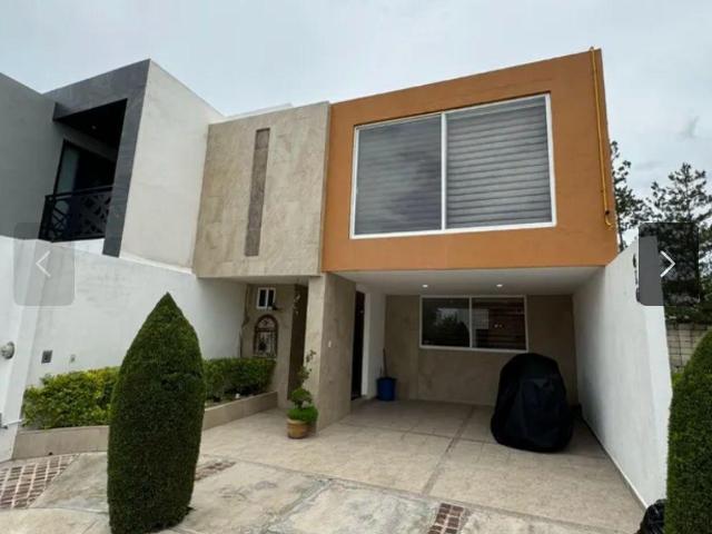 Casa con 3 Rec?maras con ba?o, cuarto de servicio y cochera 2 autos en Santa Lucia