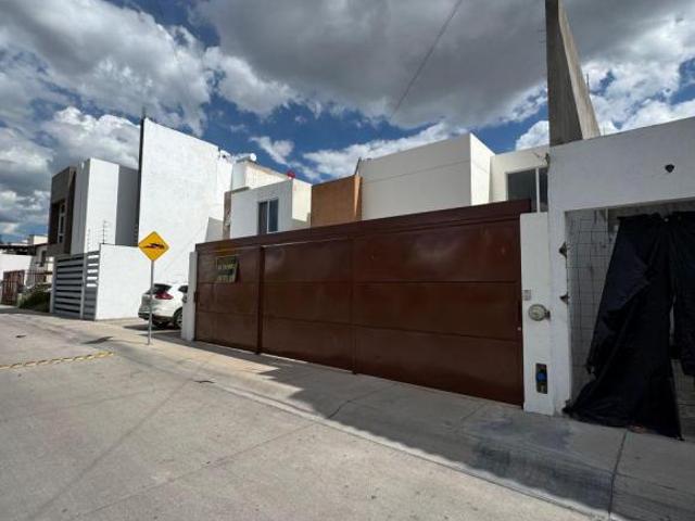 Casa con 3 recámaras y oficina en Residencial Alcázar, al norte de Ags, cerca de WALMART y CLINICA 3