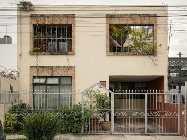 Casa con 3 recámaras en venta, con recámara en planta baja, en Jardines del Country, Guadalajara