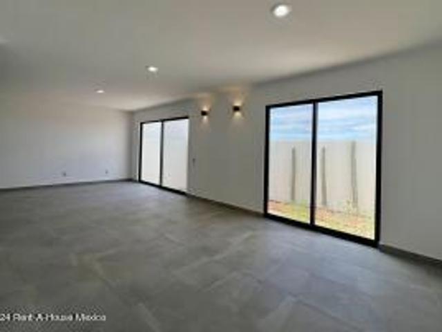 Casa con 3 recamaras, estudio, family room. VENTA El Pueblito, Valle Tinto