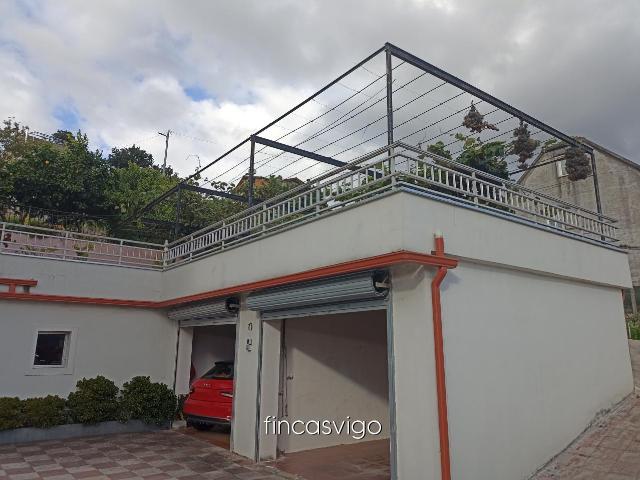 Casa con 3 viviendas en Redondela. Con entradas independientes