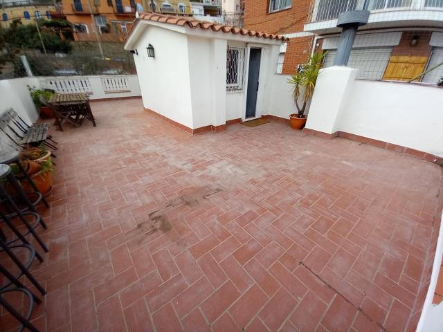 CASA CON TERRAZA DE 60m2 Y PATIO