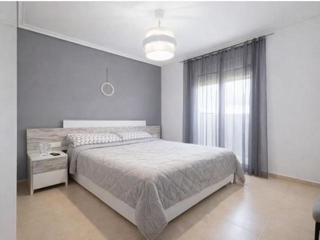 CASA CON TERRAZA EN EL CASCO HISTÓRICO DE ONDA con AMPLITUD, LUZ Y VIDA EN TRES ALTURAS