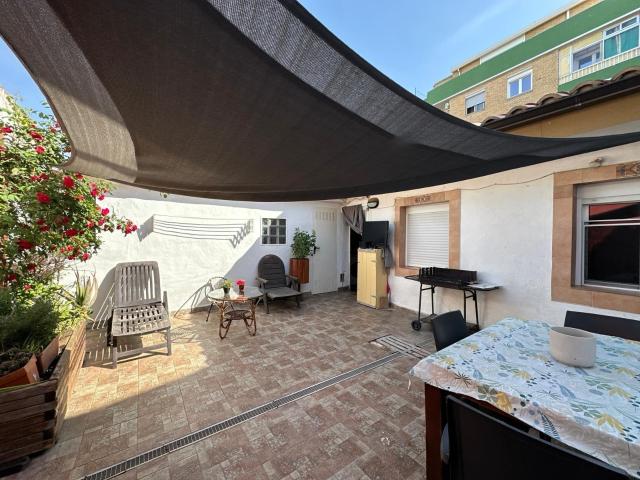 CASA CON TERRAZA EN VENTA EN EL BARRIO OLIVER