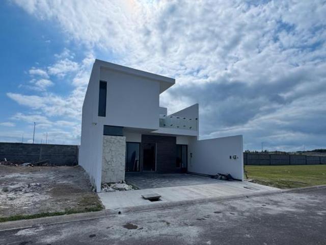 CASA CON TERRAZA EN VENTA EN L. DEL MEDITERRANEO