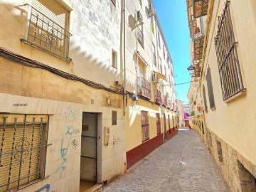 ¡Casa con terraza y gran potencial en el corazón de Jaén!