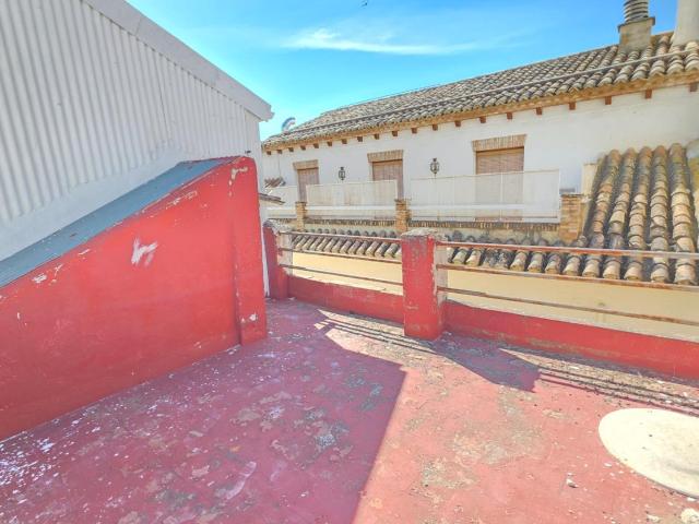 ¡Casa con terraza y gran potencial en el corazón de Jaén!