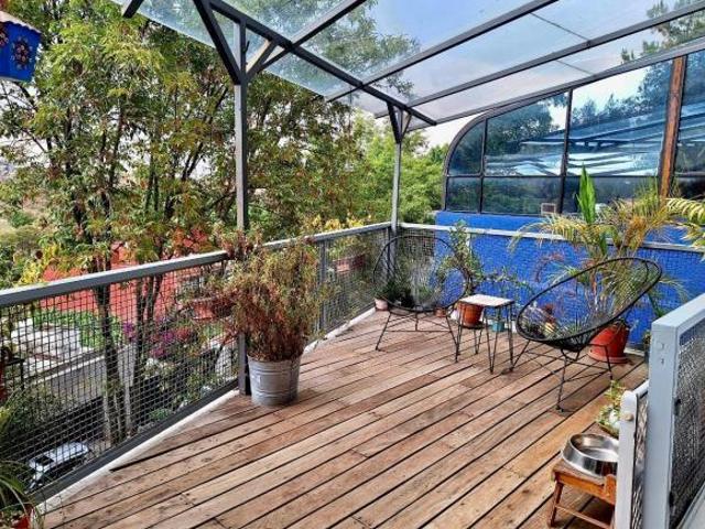 CASA CON TERRAZA Y ENTORNO ARBOLADO