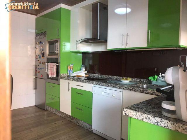 CASA CON TERRAZA Y PISO