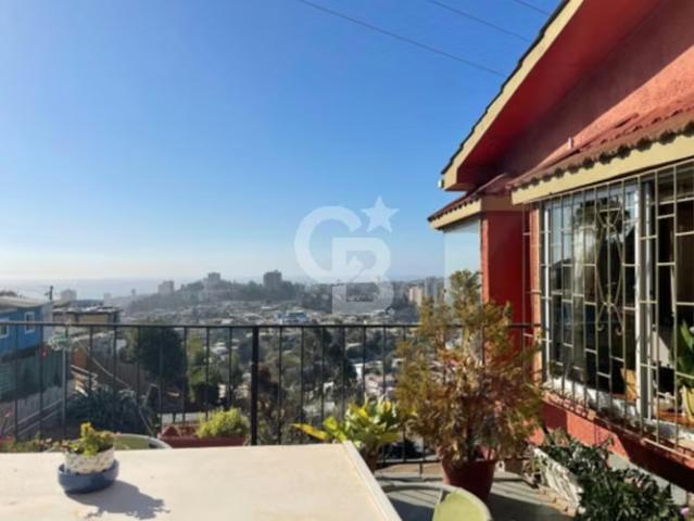 Casa con terraza y vista en Valparaíso. 3 dormitorios por 85000. 00 en Valparaíso