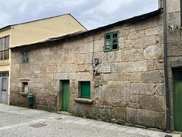 CASA CON TERRENO DE 1200M2 PARA REFORMAR A 1KM DE LA ESTACIÓN DE AVE