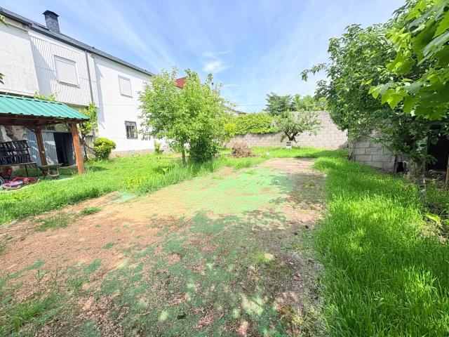 CASA CON TERRENO DIVIDIDA EN 2 PISOS