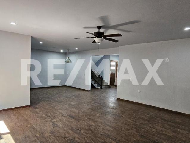 Casa con Terreno Excedente en Av. LaSalle Colinas del Saltito