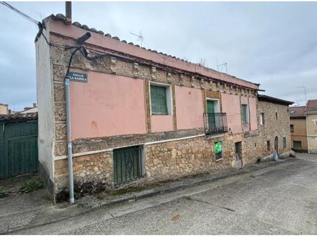 CASA CON TERRENO EN LA AGUILERA