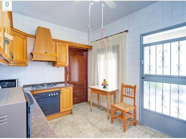 CASA CON TERRENO EN PLENO CENTRO DE ALBOLOTE