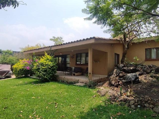 Casa con terreno en Tlayacapan pueblo Mágico