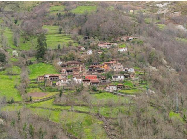 CASA CON TERRENO EN VENTA EN CLAVILLAS SOMIEDO