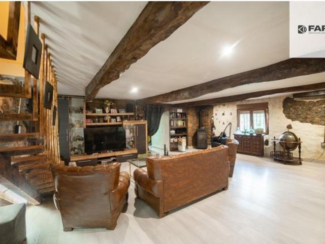 Casa con terreno, hórreo y entorno natural en Peón